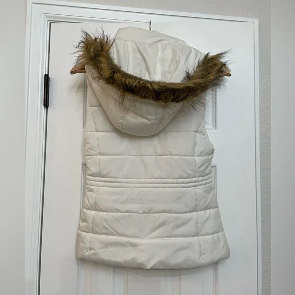White vest with removable hoodie - Picture 2 of 4